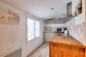 Kuchyň nebo kuchyňský kout v ubytování Maison pour 10, accès direct à la plage