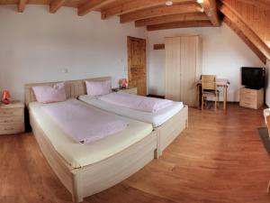 ein großes Schlafzimmer mit 2 Betten und einem Tisch in der Unterkunft Gästehaus Ritter in Sinsheim