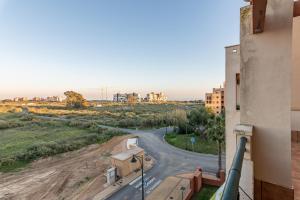 イスラ・カネラにあるLas Garzas by Ĥの建物のバルコニーから道路の景色を望めます。