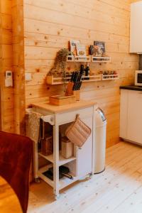 een keuken met een tafel in een houten muur bij Romantisch Wellness Boshuisje met Sauna & Hottub in Meijel