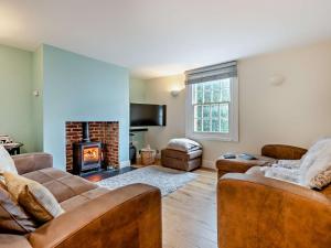 uma sala de estar com dois sofás e uma lareira em 3 Bed in Broughton 94143 em Broughton