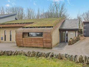 una casa con un techo de hierba encima en 3 Bed in Holmfirth 94342 en Thurlstone