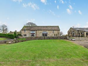 an old stone house with a large grassy yard at 3 Bed in Malham 94259 in Airton