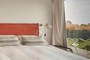 une chambre avec un lit et une grande fenêtre dans l'établissement Las Flores del Mar, a un paso de Comillas, à Comillas