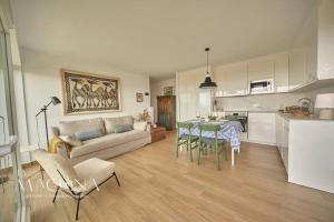 un salon avec un canapé et une table dans l'établissement Las Flores del Mar, a un paso de Comillas, à Comillas