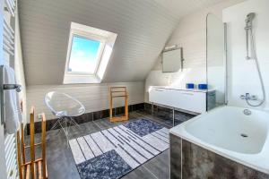 Kúpeľňa v ubytovaní Superbe villa VUE SUR MER, 11 personnes à TREBEURDEN REF-669