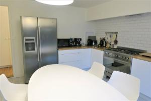 Kuchyňa alebo kuchynka v ubytovaní Superbe villa VUE SUR MER, 11 personnes à TREBEURDEN REF-669