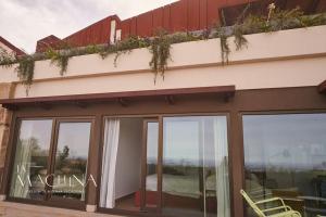 - un balcon avec des plantes au-dessus d'un bâtiment dans l'établissement Las Flores del Mar, a un paso de Comillas, à Comillas 11 autres photos