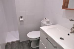 Kúpeľňa v ubytovaní Superbe villa VUE SUR MER, 11 personnes à TREBEURDEN REF-669