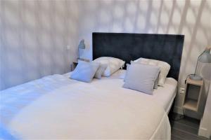 Posteľ alebo postele v izbe v ubytovaní Superbe villa VUE SUR MER, 11 personnes à TREBEURDEN REF-669