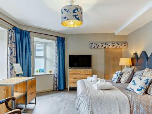 a bedroom with a bed and a desk and a television at 4 Bed in Newquay 90069 in Newquay