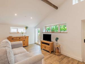 a living room with a couch and a tv at 4 Bed in Mold 92663 in Treuddyn