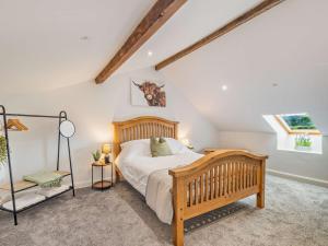 um quarto com uma cama de madeira num sótão em 4 Bed in Mold 92663 em Treuddyn