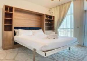 Llit o llits en una habitació de Key View - Glamz Residence Tower 2
