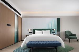 เตียงในห้องที่ Hampton by Hilton Shenzhen Futian Huaqiangbei