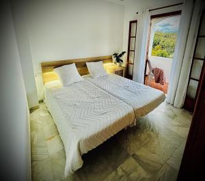 Postel nebo postele na pokoji v ubytování Mojacar Casa El Cantal Playa con vistas la Mar + 37 fotografií