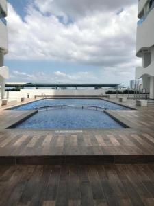 une piscine sur le côté d'un immeuble dans l'établissement The Wave Heritage Residence Malacca-Near to Jonker Walk, à Malacca