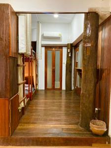pasillo de una habitación con suelo y puertas de madera en Buzzas @ Pai Chan en Pai