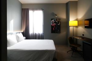 レッチェにあるArryvo Hotelの白いベッドと窓のあるホテルの部屋 +37枚の写真
