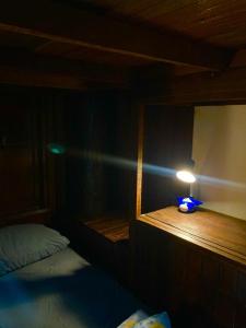 Zimmer mit einem Bett und einem Fenster mit Licht in der Unterkunft Buzzas @ Pai Chan in Pai