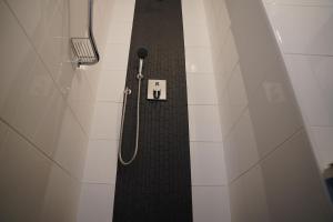 W łazience znajduje się prysznic z gniazdkiem elektrycznym. w obiekcie Villa Olea w mieście Šimuni