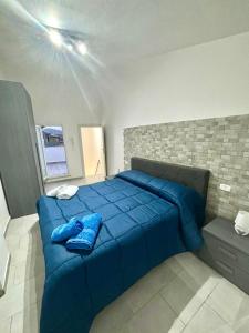 a bedroom with a blue bed with a blue blanket at La casa di Stella in Isernia