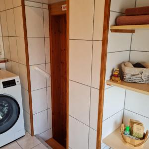 a laundry room with a washer and dryer at Fewo Pfalzwohnung in Ellerstadt