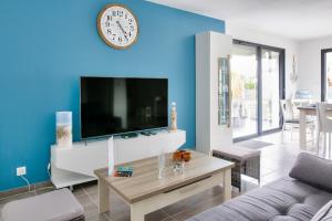 Μια τηλεόραση ή/και κέντρο ψυχαγωγίας στο Maison pour 7 - jardin - accès pmr - 5min plage