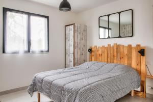 Ένα ή περισσότερα κρεβάτια σε δωμάτιο στο Maison pour 7 - jardin - accès pmr - 5min plage