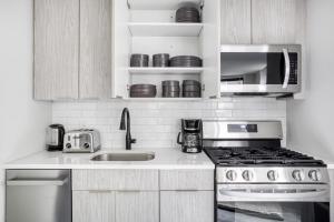 Cucina o angolo cottura di Charming N End 2BR on Salem St BOS-451