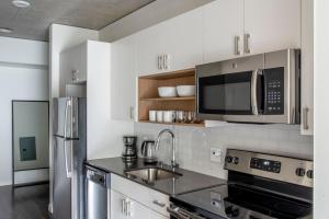 A kitchen or kitchenette at Blueground S Lake Union nr tech bars dining SEA-712