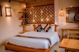 薩帕的住宿－Sapa indigo inn，一间卧室配有一张大床和一张桌子