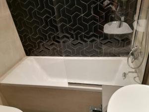 Koupelna v ubytování Luxury Studio Apartment By DownTown + 18 fotografií