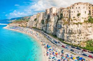 einen Strand in positano an der Amalfiküste in der Unterkunft LT Apartment Tropea in Tropea