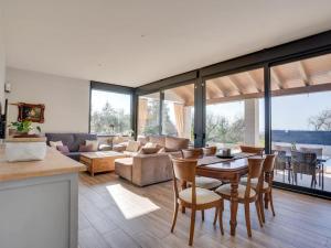 a kitchen and living room with a table and chairs at Villa Nadine 1307 in Candeleda