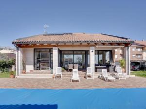 een huis met witte stoelen en een zwembad bij Villa Nadine 1307 in Candeleda
