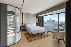 Postel nebo postele na pokoji v ubytování Hilton Saigon