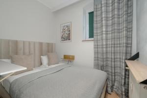 een slaapkamer met een groot bed in een kamer bij Stylish Grey Apartments with a City View in Poznań by Renters in Poznań