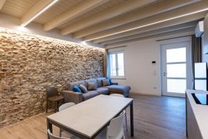 Khu vực ghế ngồi tại A Garda Dream Luxury Apartments