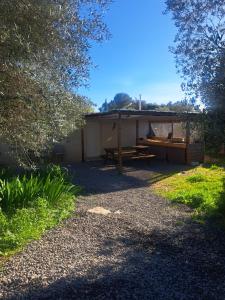 ein Haus mit einem Picknicktisch davor in der Unterkunft Ecoutez les oiseaux in Lunel