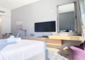 Dana's studio apartment in Meydan tesisinde bir televizyon ve/veya eğlence merkezi