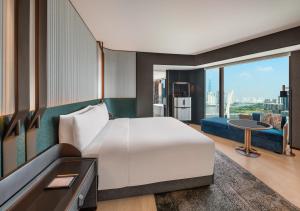 Postel nebo postele na pokoji v ubytování Hilton Saigon