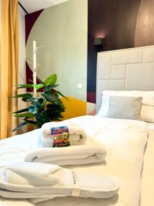 ein Hotelzimmer mit einem Bett mit Handtüchern darauf in der Unterkunft Kreative Wohnung mit Balkon in Wien
