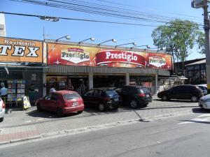 a group of cars parked in front of a store at Hostel São José Dos Campos in São José dos Campos