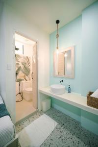 uma casa de banho com um lavatório e um espelho em BIG WAVES BOUTIQUE HOTEL SIARGAO em General Luna