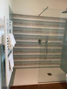 baño con ducha y puerta de cristal en Casa Margarina - Self catering apartment en Saluzzo