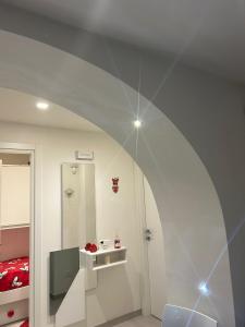 a room with a white wall with an archway at Casa vacanze da Mely in Marsala