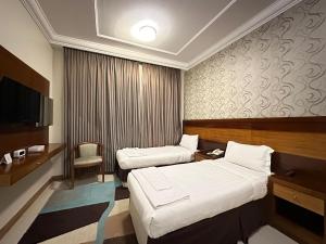 Łóżko lub łóżka w pokoju w obiekcie فندق ميزاب الضيافة 2