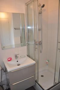 Un baño de Confortable appartement à 300m de la plage