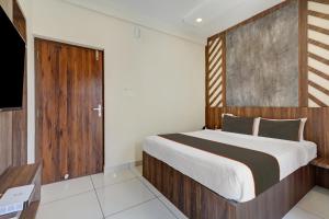 GYPSY HOTEL CUSAT客房内的一张或多张床位